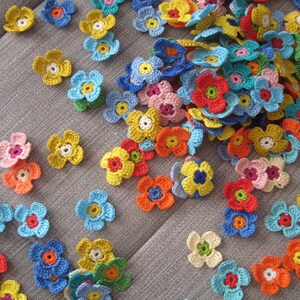 set von 10,25,50,100 kleine Blumen gehäkelte Blume Größe-1,4 Zoll (3,5 cm) für die Herstellung von Postkarten, Verzierung von Kleidung, verschiedene Handarbeiten.