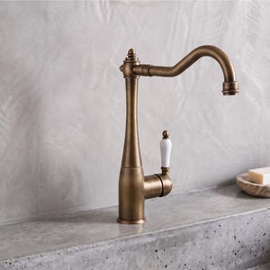 Küchenarmatur aus unlackiertem Messing, Vintage-Schwenkwaschtischmischer mit Keramikgriffen, antikgoldener Kalt- und Warmwasserhahn für Küche und Bad