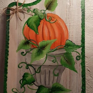 Dekorerad träskiva. Handmålad. Pumpa. Heminredning. Lantlig stil. Halloween. Pumpa. Cup-workshop. Fint hantverk. Upcycling.