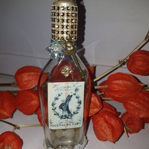 Decorated bottle. Shabby chic. Rabbit.Decoration.Vintage.Workshop Crearecup. Arts and crafts.