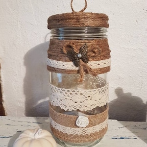 Verziertes Glasgefäß. Recycelter Krug. Innendekoration. Aufbewahrung. Wohnkultur. Einmachglas.