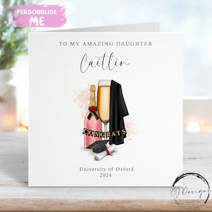 Tarjeta de graduación personalizada para hija (con birrete, pergamino, toga y champán rosa), nombre y universidad. Para mí/para nuestra (tamaño mediano o grande).