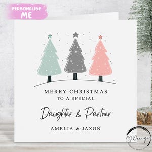 Carte de Noël personnalisée pour fille et partenaire - Carte de couple minimaliste sur le thème du sapin de Noël avec noms