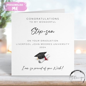 Tarjeta de graduación personalizada para hijastro (con birrete y pergamino), nombre y universidad, CUALQUIER AÑO.