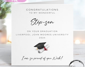 Personalisierte Abschlusskarte für Stiefsohn – mit Kappe und Schriftrolle – Name und Universität für jedes Jahr