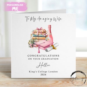 Tarjeta de graduación personalizada para esposa: birrete, pergamino, libros y diseño floral color champán, tema rosa, nombre y universidad.