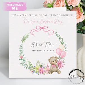 Tarjeta de bautizo personalizada para bisnieta, con osito de peluche con marco floral rosa/verde, nombre y fecha, recuerdo del bautizo.