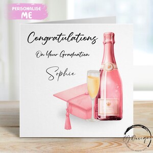 Tarjeta de graduación personalizada: birrete rosa y botella de champán con nombre.
