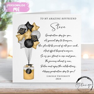 Personalisierte Freund-Gedicht-Abschluss-Karte - mit Kappe, Schriftrolle, Kuchen & Luftballons - Name und Universität ANY YEAR Verse Card