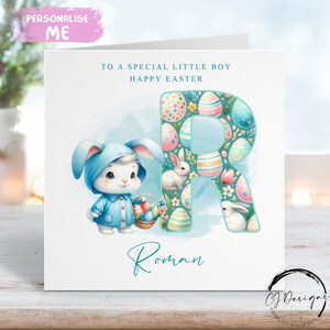 Carte de Pâques personnalisée pour petit garçon avec initiale et nom - Illustration de petit garçon avec lapin de Pâques et panier - Carte pour lui