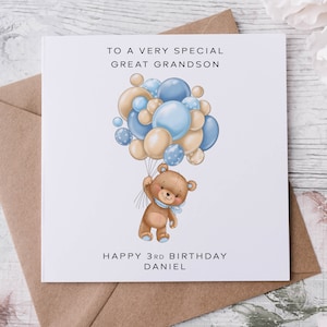 Carte d'anniversaire personnalisée d'arrière-petit-fils avec nom et âge d'ours en peluche et de ballons bleus Carte d'arrière-petit-fils personnalisée pour lui
