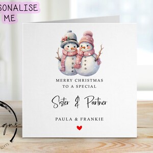 Gepersonaliseerde kerstkaart voor zus en partner - sneeuwpop vrouwelijk stel en rood hart