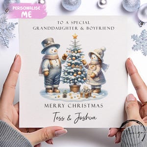 Cartão de Natal personalizado para neta e namorado - Cartão de casal de boneco de neve e mulheres de neve com nomes