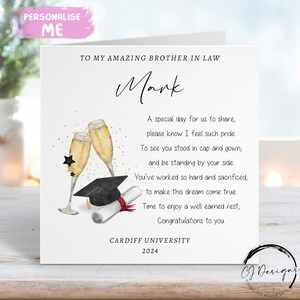 Biglietto di laurea personalizzato con poesia per cognato - con berretto, pergamena e bicchieri da champagne - nome e università QUALSIASI ANNO