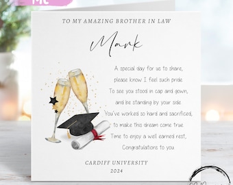 Personalisierte Abschlusskarte mit Schwager-Gedicht – mit Kappe, Schriftrolle und Champagnergläsern – Name und Universität für jedes Jahr