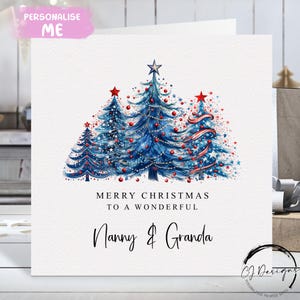 Tarjeta navideña para abuela y abuelo. Tarjeta para abuelos con árboles de Navidad en azul y rojo