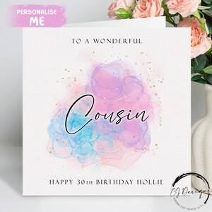 Tarjeta de cumpleaños personalizada para primos con diseño de salpicaduras en morado, azul y rosa. Para cualquier edad: 18, 19, 20, 21, 30, 40, 50, 60, 65, 70, 80 y 90 años.