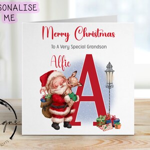 Tarjeta navideña personalizada para un nieto especial con reno de Papá Noel y letra inicial y nombre