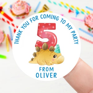 Stickers d'anniversaire personnalisés - Sticker de remerciement pour sac de fête d'anniversaire dinosaure mignon Âge 1-9 ans 37 mm/45 mm/51 mm/64 mm - étiquettes cônes sucrés