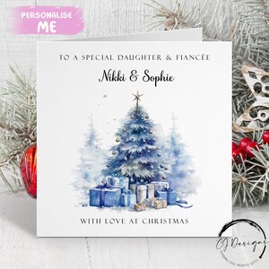 Personalisierte Tochter Verlobte Weihnachtskarte Blaues Thema Baum und Geschenke Weibliches Paar Karte