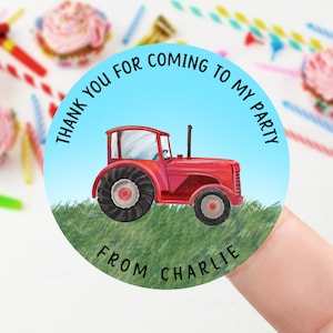 Stickers d'anniversaire personnalisés avec tracteur dans un sac de fête prénom rouge, jaune, bleu ou vert Sticker doux cône de remerciement - 4 tailles 2e, 3e