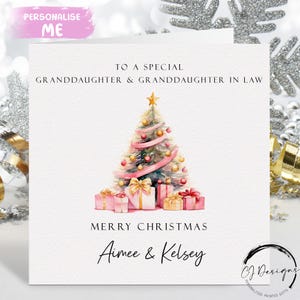 Tarjeta de Navidad personalizada para nieta y nieta política, pareja femenina, árboles temáticos rosas y dorados y regalos, tarjeta de pareja