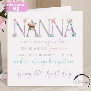 Gepersonaliseerde Nanna-verjaardagskaart, gedichtkaart - elke leeftijd roze bloemenwenskaart met teddybeer 45e 50e 60e 65e 70e 75e 80e 90e