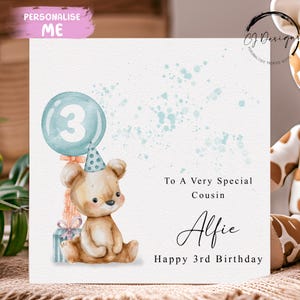 Cartão de aniversário personalizado para primo ursinho de pelúcia - Urso fofo com balão azul Qualquer idade e nome 1º 2º 3º 4º 5º 6º 7º 8º 9º 10º
