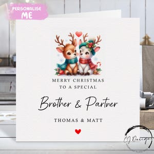 Tarjeta navideña personalizada para hermano y pareja: tarjeta con una pareja de renos enamorados y un corazón rojo