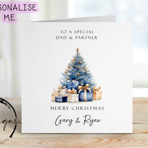 Biglietto di Natale personalizzato per papà e partner con tema blu e oro, alberi e regali, coppia