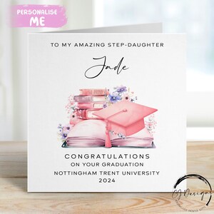 Carte personnalisée de remise des diplômes de belle-fille - avec casquette et livres, motif floral rose, thème rose - carte moyenne/grande prénom et université