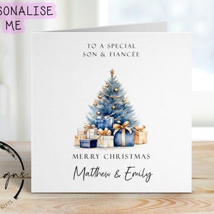 Gepersonaliseerde kerstkaart zoon en verloofde blauw en goud thema bomen en cadeaus paarkaart