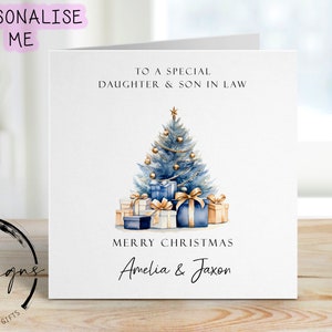 Gepersonaliseerde dochter en schoonzoon kerstkaart blauw en goud thema bomen en cadeaus kaart voor stel
