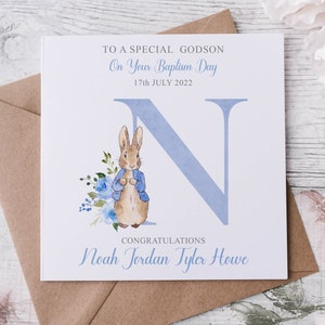 Cartão de batismo personalizado do afilhado do Peter Rabbit, nome inicial e cartão de data, lembrança para meninos Blue Rabbit