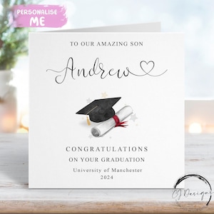 Puede incluir: Una tarjeta de graduación blanca con el texto "To Our Amazing Son Andrew" en escritura elegante. La tarjeta presenta un birrete negro, un diploma enrollado con una cinta roja y el texto "Congratulations on Your Graduation, University of Manchester 2024."