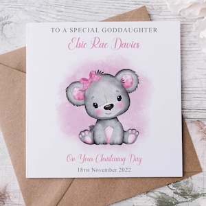 Biglietto di auguri personalizzato per il battesimo della figlioccia, simpatico biglietto di auguri con nome e data dell'orso rosa, ricordo del giorno del battesimo della nipote