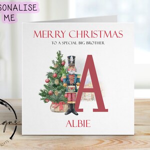 Tarjeta navideña personalizada de Cascanueces de Gran Hermano con reno de Papá Noel y letra inicial y nombre