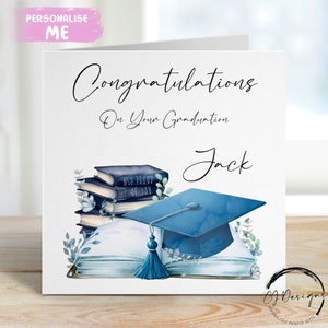 Carte bleue personnalisée de remise des diplômes - avec casquette et livres motif floral bleu - carte moyenne/grande prénom et université