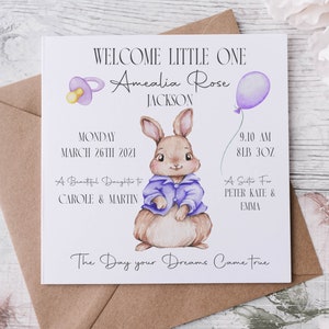 Tarjeta de felicitación personalizada con el nombre del bebé recién nacido (niña o niño) en color rosa, azul, morado o verde.