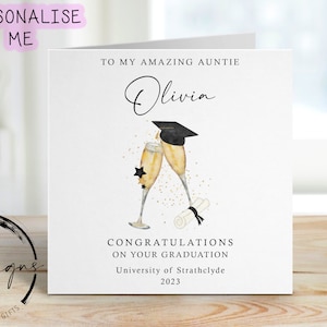 Carte personnalisée de remise des diplômes tante - avec capuchon, parchemin et verres à champagne - nom et université Amazing Auntie