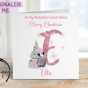 Tarjeta navideña personalizada para sobrina nieta, tema rosa, alfabeto de pingüinos con árbol de Navidad