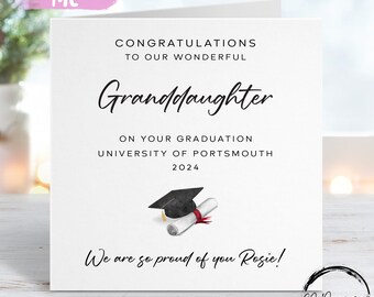 Personalisierte Abschlusskarte für Enkelin – mit Kappe und Schriftrolle – zu meinem/zu unserem Namen und unserer Universität für jedes Jahr