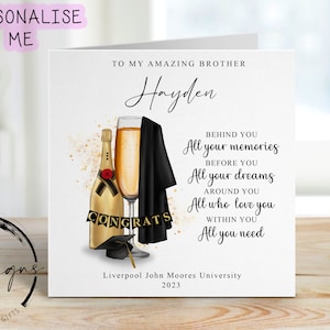 Tarjeta de graduación personalizada para mi hermano (con birrete, toga y copa), nombre y universidad. Para mi/nuestro increíble hermano.