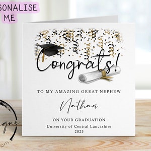 Carte personnalisée de remise des diplômes d'arrière-neveu - avec casquette et parchemin - Nom et carte d'université - À mon/À notre - Thème or Félicitations