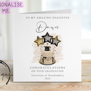 Tarjeta de graduación personalizada para hija (con birrete y pergamino), nombre y tarjeta universitaria, tema dorado, pastel y globos. ¡Una hija increíble!
