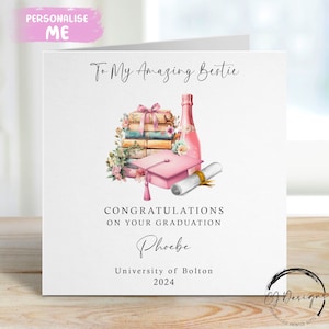 Tarjeta de graduación personalizada de Bestie: con birrete, pergamino, libros y diseño floral color champán. Tema rosa. Nombre y universidad. Para mí/Para nuestra.