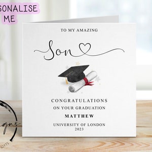 Gepersonaliseerde zoon afstudeerkaart - met pet en scroll - naam en universiteit middelgrote of grote kaart Amazing Son