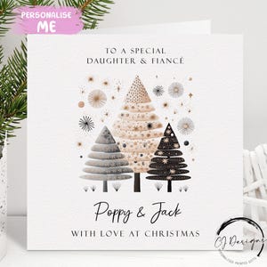 Carte de Noël personnalisée pour fille et fiancé - Carte de scène de couple d'arbres de Noël rustiques avec noms