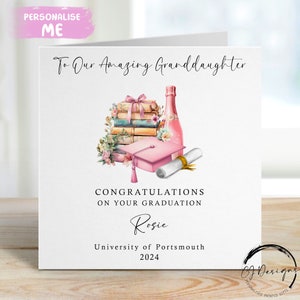 Gepersonaliseerde kleindochter afstudeerkaart - met pet, boekrol, boeken en champagne bloemdessin roze thema - naam en universiteit voor mij/naar ons
