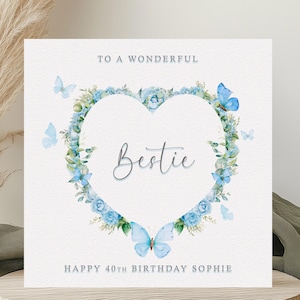 Carte d'anniversaire personnalisée Bestie, cadre coeur fleur bleue et papillon N'importe quel âge/nom 18ème 21ème 30ème 40ème 45ème 50ème 55ème 60ème 65ème 70ème 75ème
